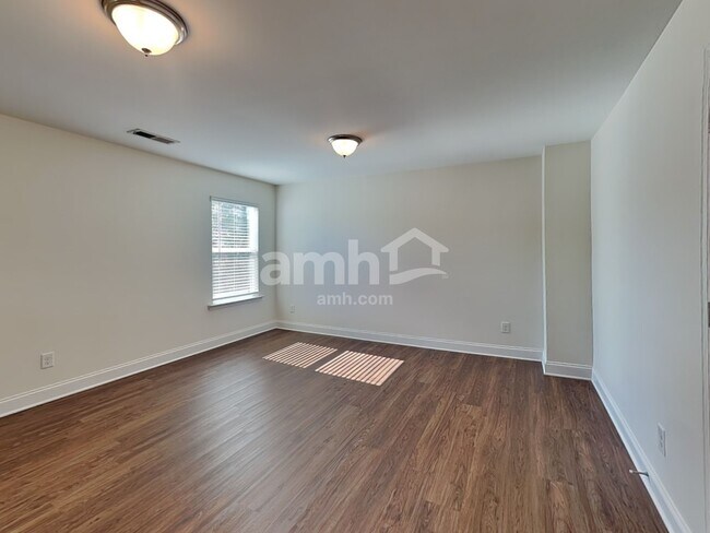 Building Photo - 245 Lake Vista Dr