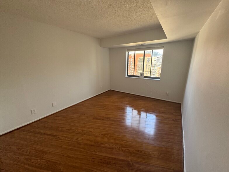 Building Photo - 1600 N Oak St