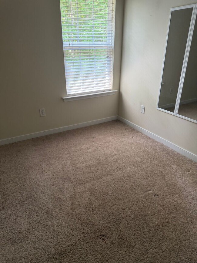 Building Photo - Move in today!