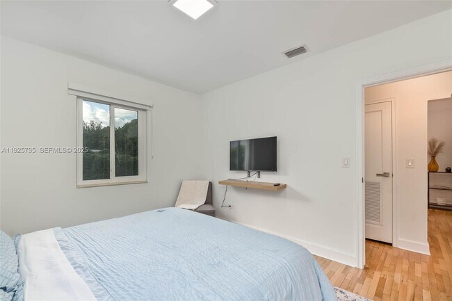 Building Photo - 260 NE 46th St