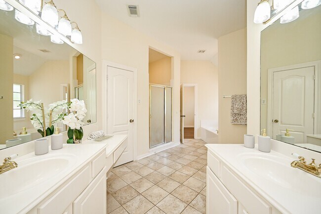 Building Photo - 1547 Lakeside Enclave Dr