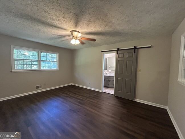 Building Photo - 2000 Forest Dr