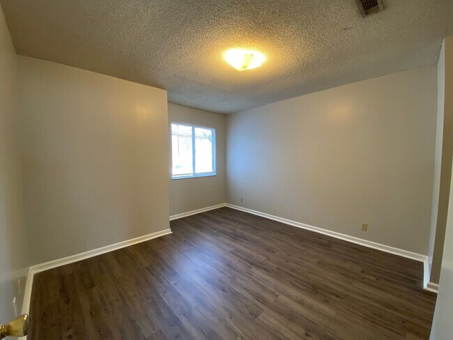 Building Photo - AVAILABLE NOW! (Pet Friendly)