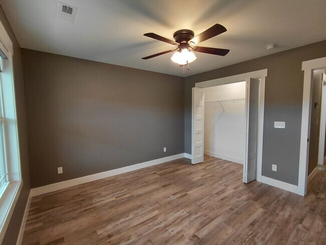 Building Photo - Beautiful home close to post