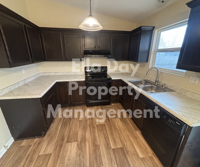 Building Photo - 8605 W 15th St N