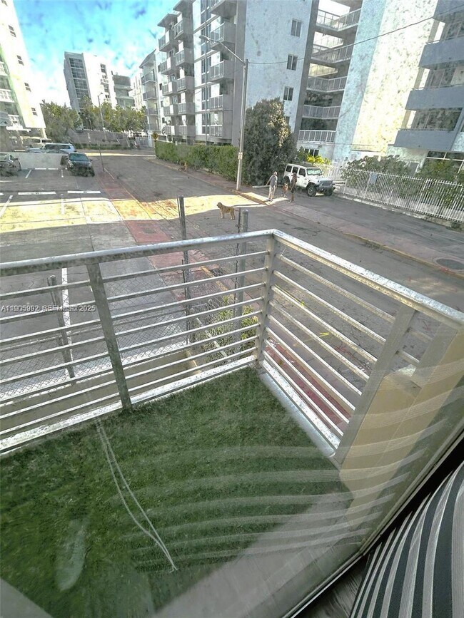 Building Photo - 1441 Lincoln Rd