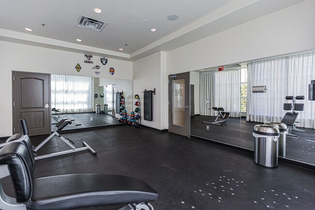 Building Photo - Top Floor 2 Bedroom Condo Located in Manha...