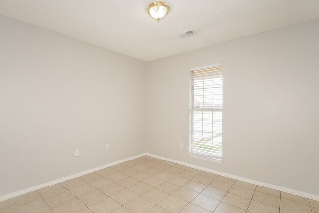 Building Photo - 10173 Oak Run Dr S