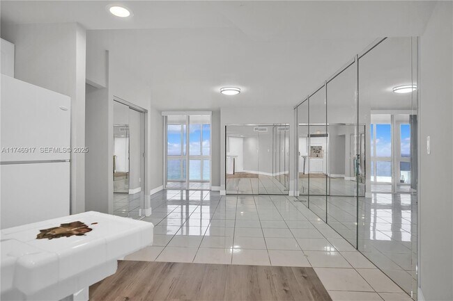 Building Photo - 5401 Collins Ave