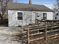 Building Photo - 2 Bedroom 1 Bath House $895! Central Heat ...