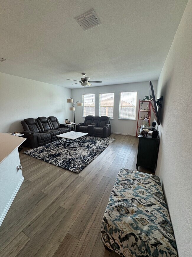 Building Photo - 736 Pollyann Trl