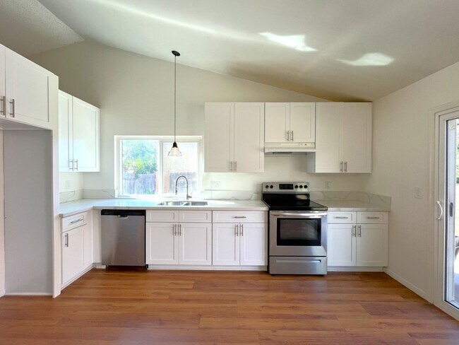 Building Photo - 3 bed, 2 bath located in Riverside!