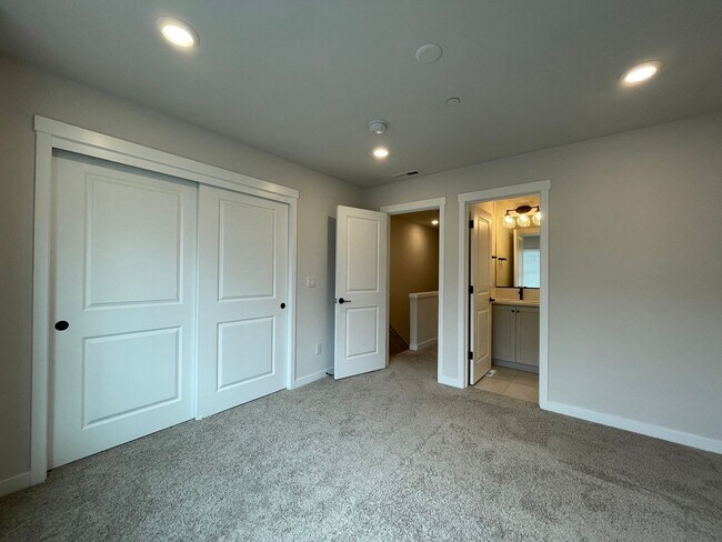 Building Photo - Beautiful, Bight & Modern 2Bd/2.5Ba Townhome in North Bethany! Two car attached garage, In unit l...