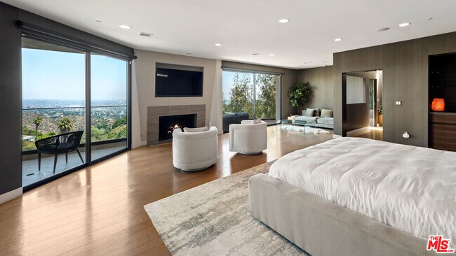 Building Photo - 2826 Las Alturas St