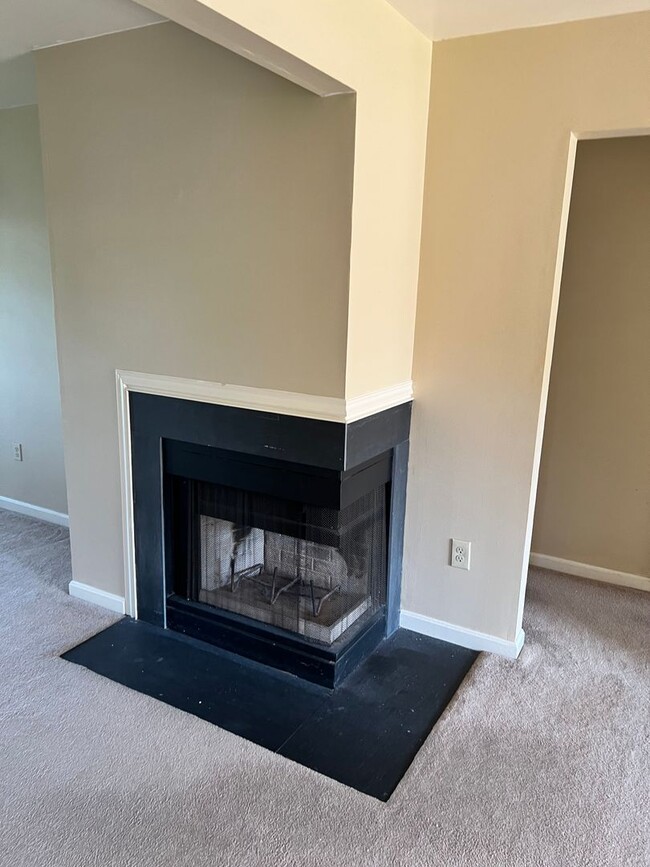 Building Photo - Great ‘Seven Oaks’ 3 Bedroom Condo