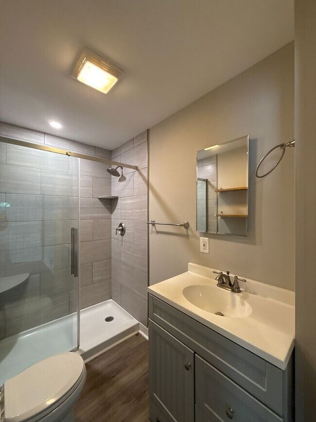 Building Photo - Condo in Wesley Heights!