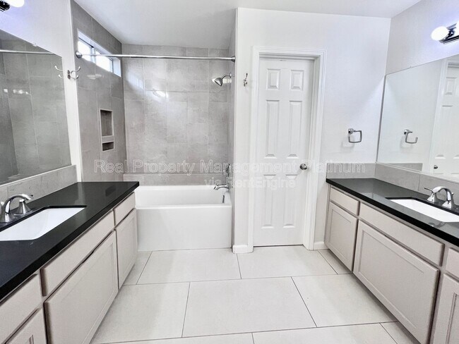 Building Photo - 6535 N Vista Ave