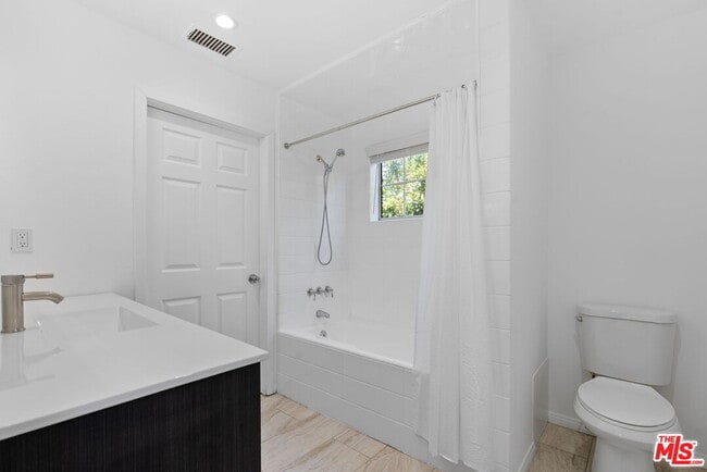 Building Photo - 5543 Fallbrook Ave
