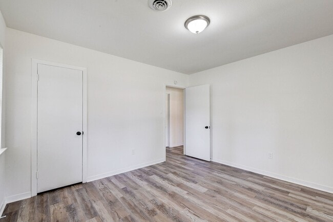 Building Photo - 1703 N Roberson St