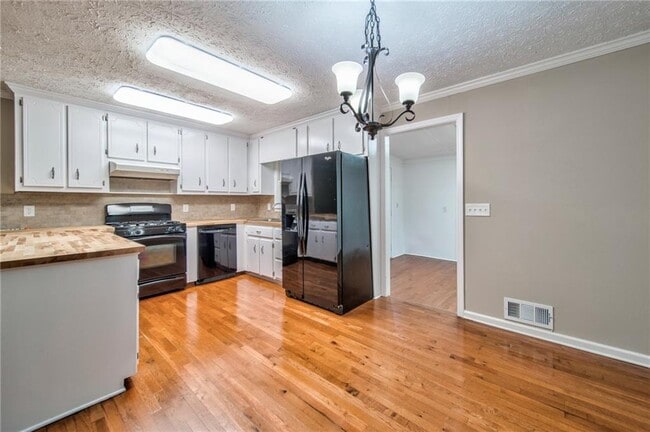 Building Photo - 216 Cedar Valley Ct