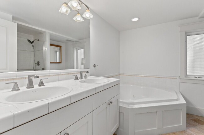Building Photo - Stunning Capitol Hill Townhome in Prime Seattle Location – 3BR / 3BA Available June 7