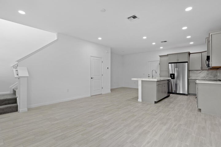 Building Photo - 4616 Longwood Lk Sq