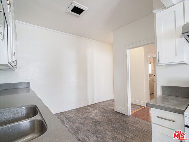 Building Photo - 109 S Berendo St