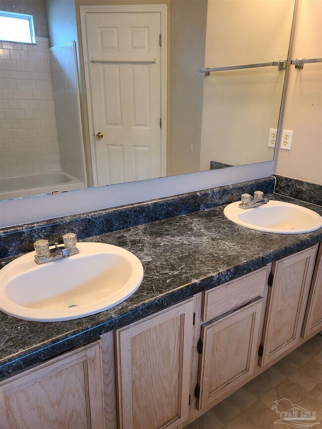 Building Photo - 708 Thornwood Pl