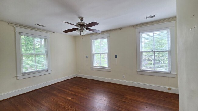 Building Photo - Charming Home in Del Ray