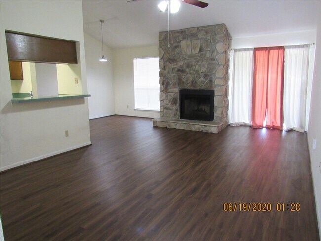 Building Photo - 17401 Red Oak Dr