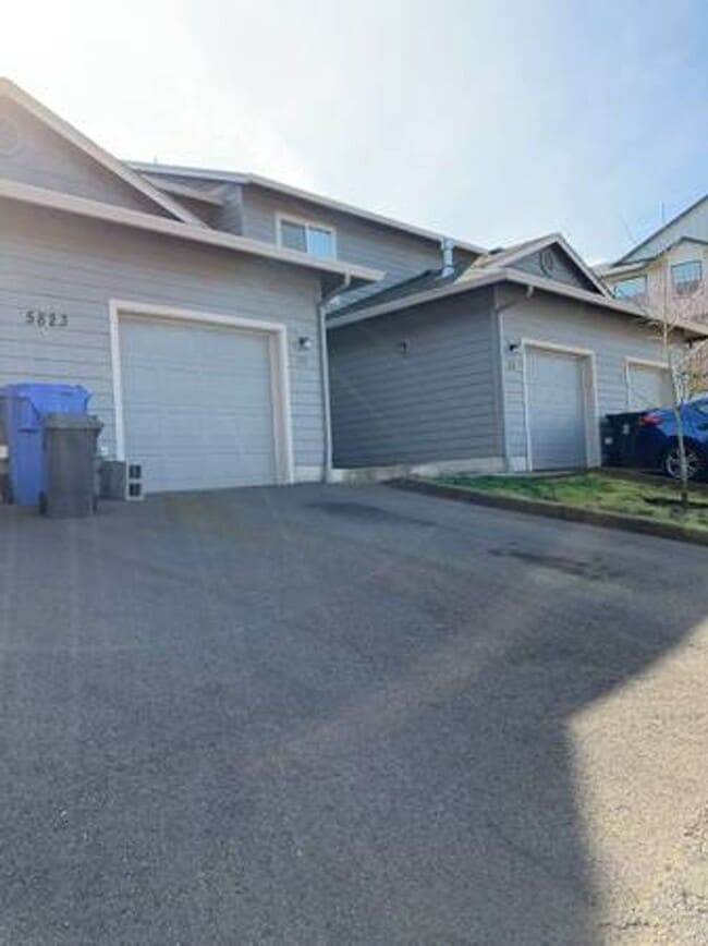 Building Photo - BEAUTIFUL 2 BEDROOM TOWNHOME IN SOUTH SALEM HILLS!
