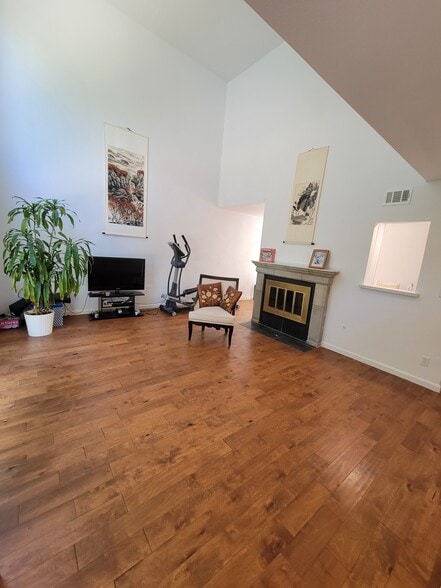 Building Photo - 575 Villa Real