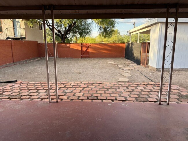 Building Photo - 2 bedroom, 1 bathroom house near Universit...