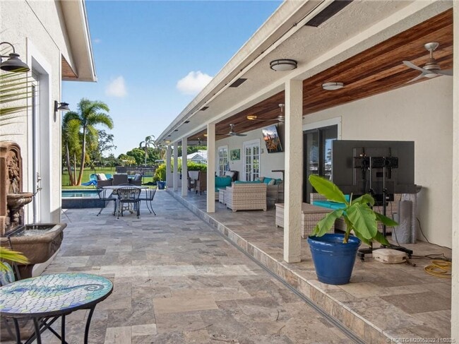 Building Photo - 724 NW Spruce Ridge Dr