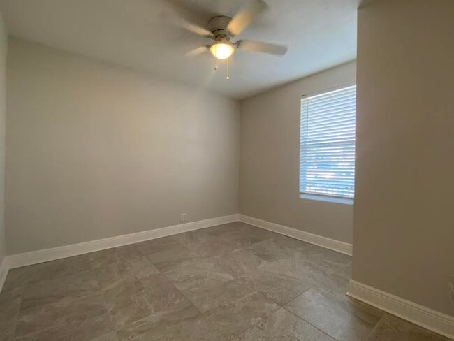 Building Photo - Two Bedroom Beachside Duplex with Garage!