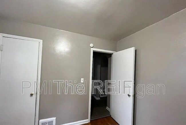 Building Photo - 813 Alvord Ave