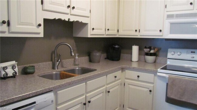 Building Photo - 350 San Roman Dr