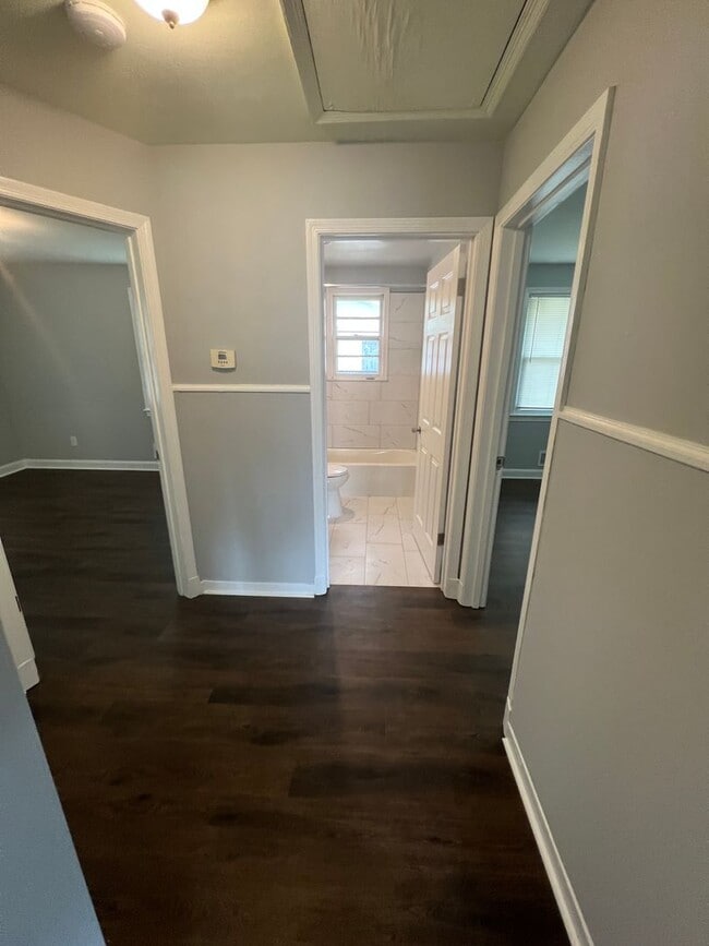 Building Photo - Amazing 6 Bedroom 2 Bathroom home with dual driveways