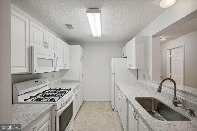 Building Photo - 10012 Vanderbilt Cir