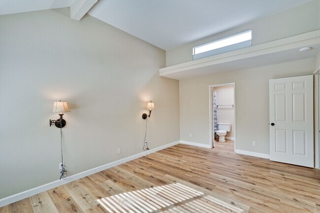 Building Photo - Welcome Home!!! - Modern and Spacious Gem! Townhouse with 2 Primary Bedrooms, Nice balcony, In re...