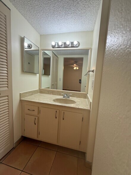 Building Photo - 6075 N Sabal Palm Blvd