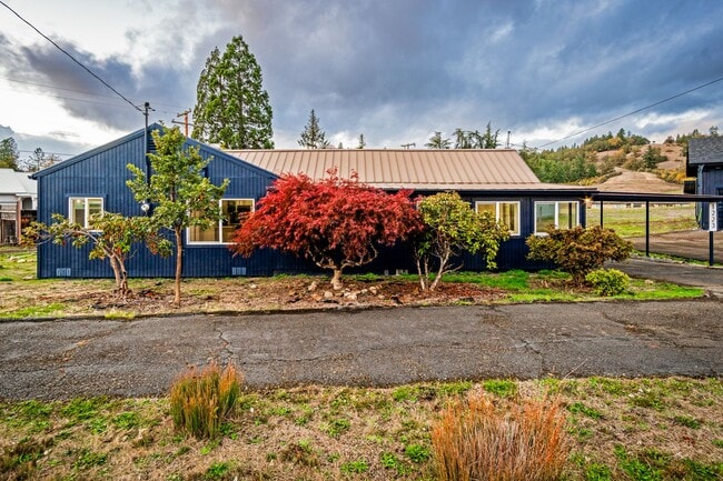 Primary Photo - Fully Remodeled 3 Bedroom Home in Historic...