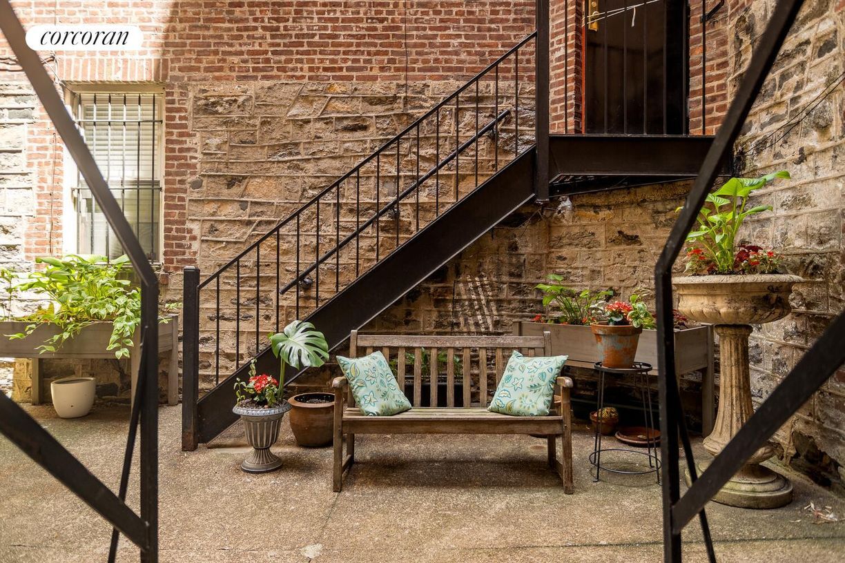 Building Photo - 27 Commerce St