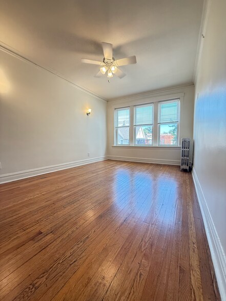 Building Photo - 3235 W Dickens Ave