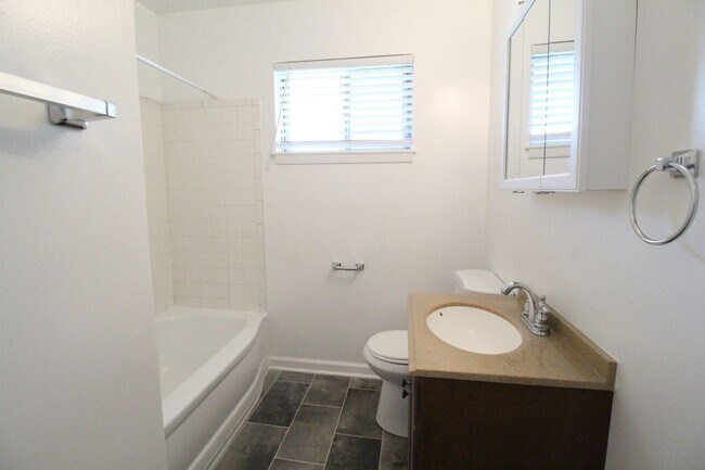 Building Photo - 3 Bedroom 1 Bath Home In Overland Park
