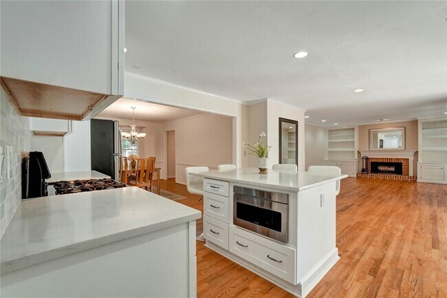 Building Photo - 295 Oakmere Rd