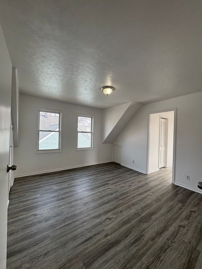 Building Photo - Newly Updated 3 Bedroom Single Family Home