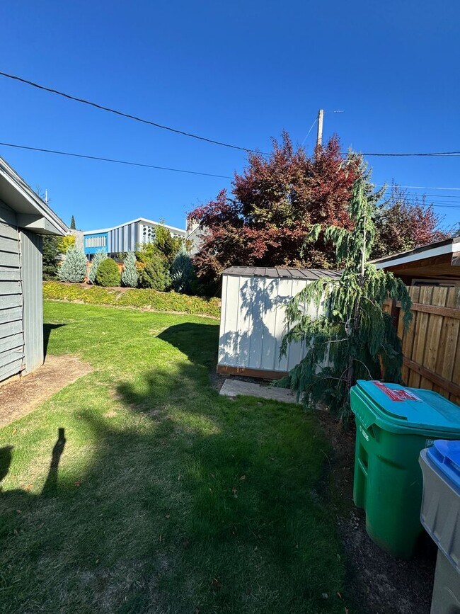 Building Photo - 3 Bedroom 1.5 baths! Walker & Cedar Hills ...