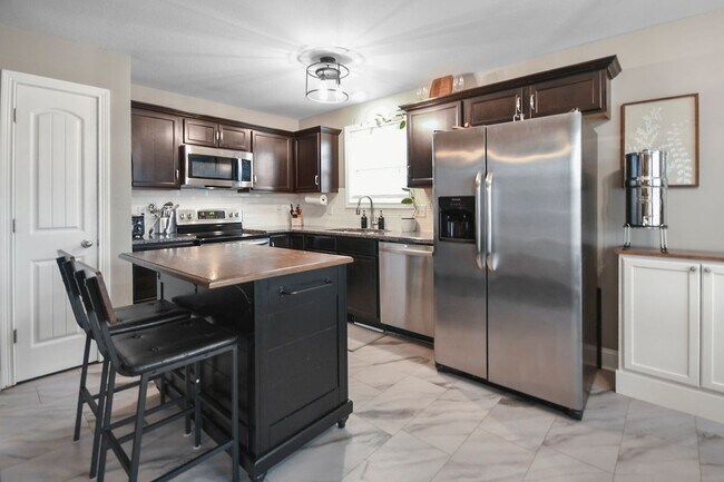 Building Photo - Pet Friendly Three Bedroom with Bonus!