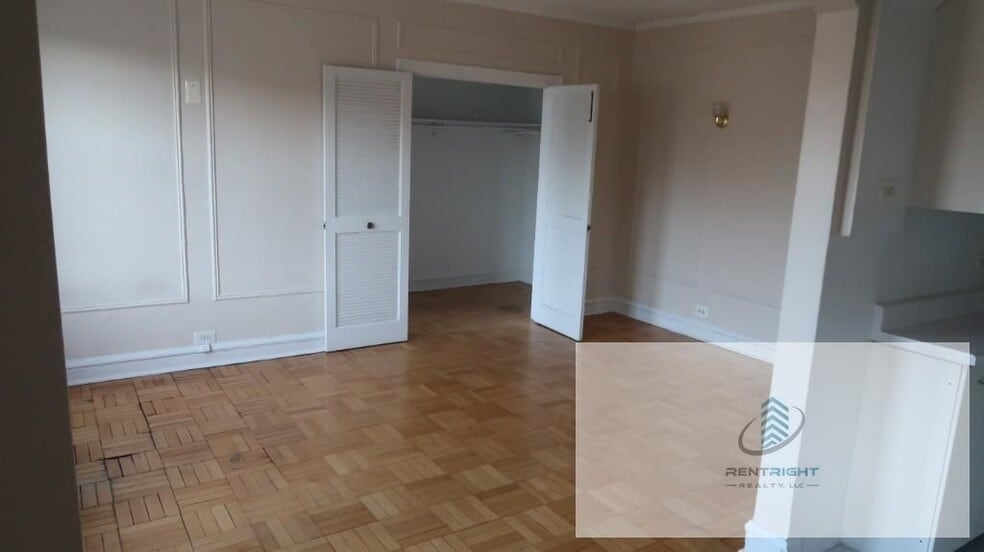 Building Photo - 1209 W Sherwin Ave